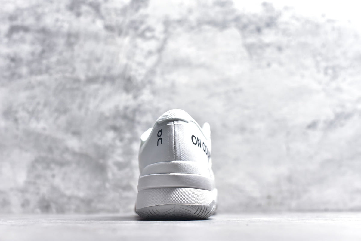 On THE ROGER Pro Fire – Low-Top Tennis Shoe
