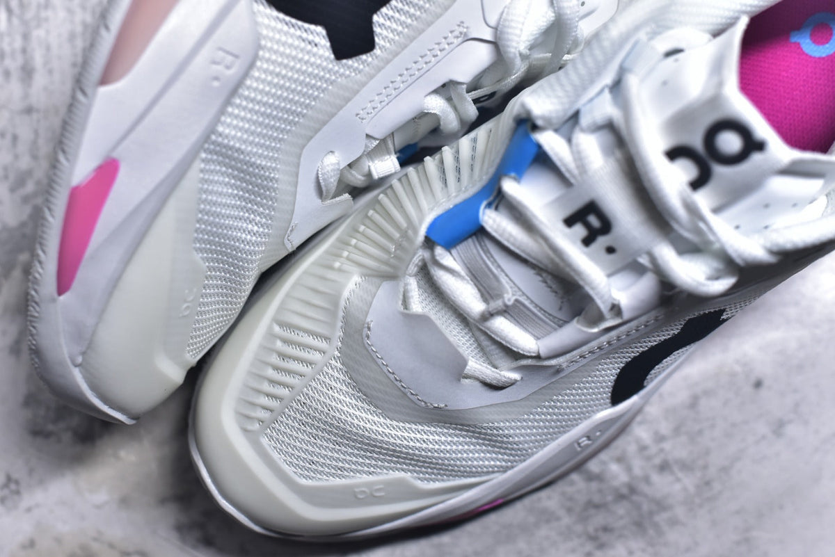 On THE ROGER Pro Fire – Low-Top Tennis Shoe