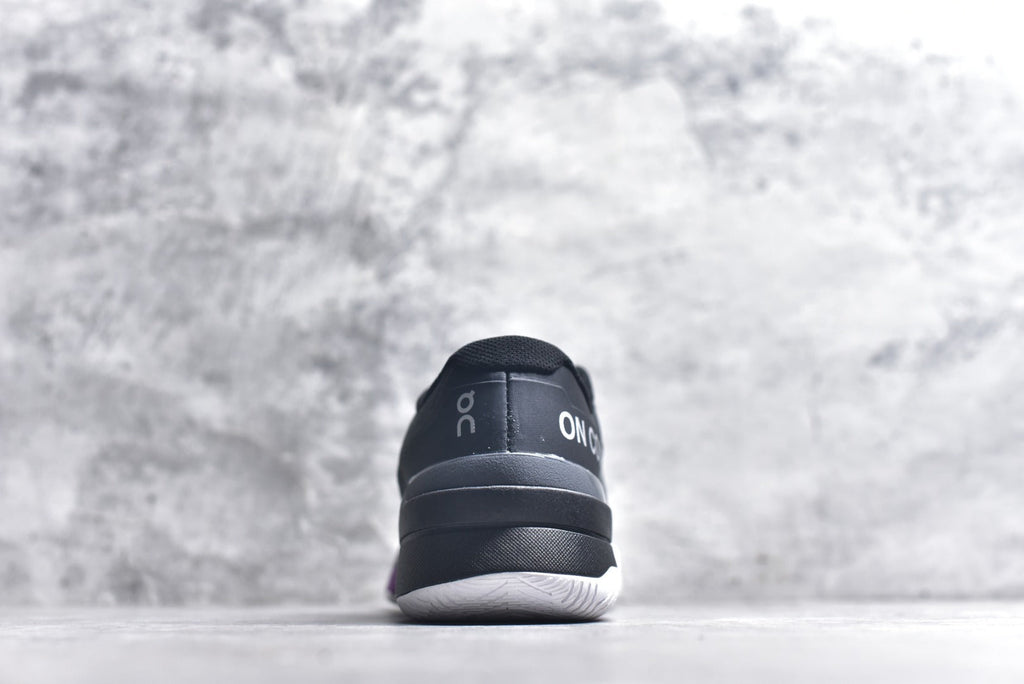 On THE ROGER Pro Fire – Low-Top Tennis Shoe