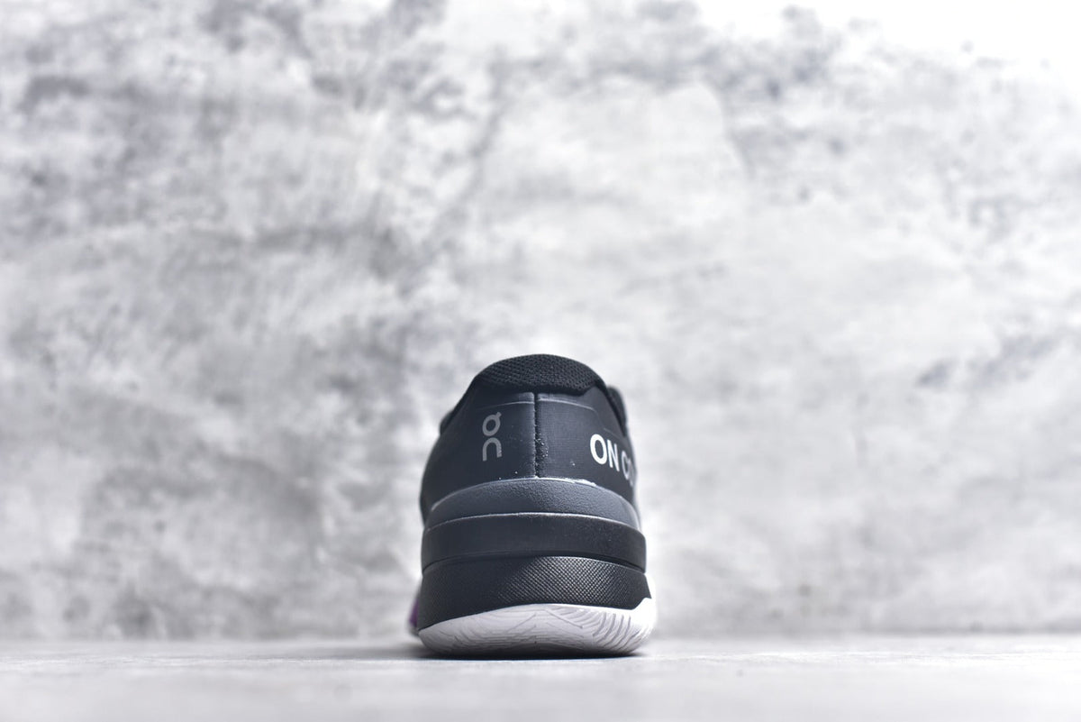 On THE ROGER Pro Fire – Low-Top Tennis Shoe