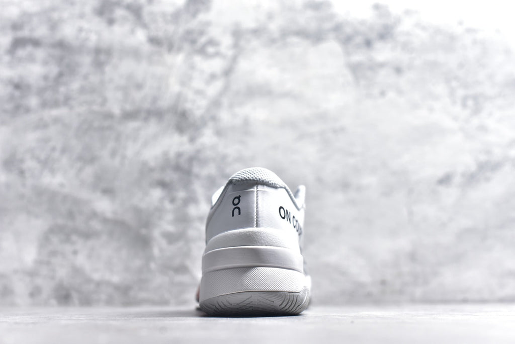 On THE ROGER Pro Fire – Low-Top Tennis Shoe