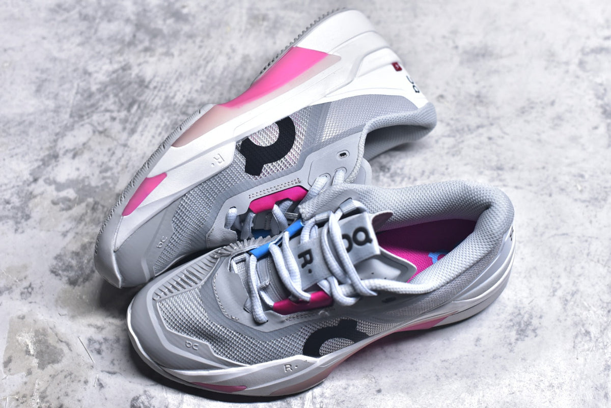 On THE ROGER Pro Fire – Low-Top Tennis Shoe