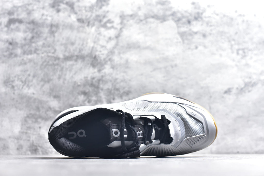 On THE ROGER Pro Fire – Low-Top Tennis Shoe
